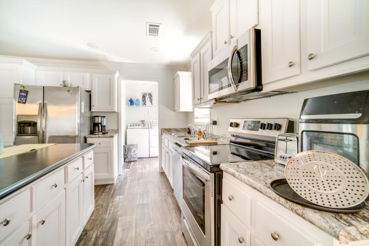 Charleston Home With Porch - 3 Mi To Folly Beach! المظهر الخارجي الصورة